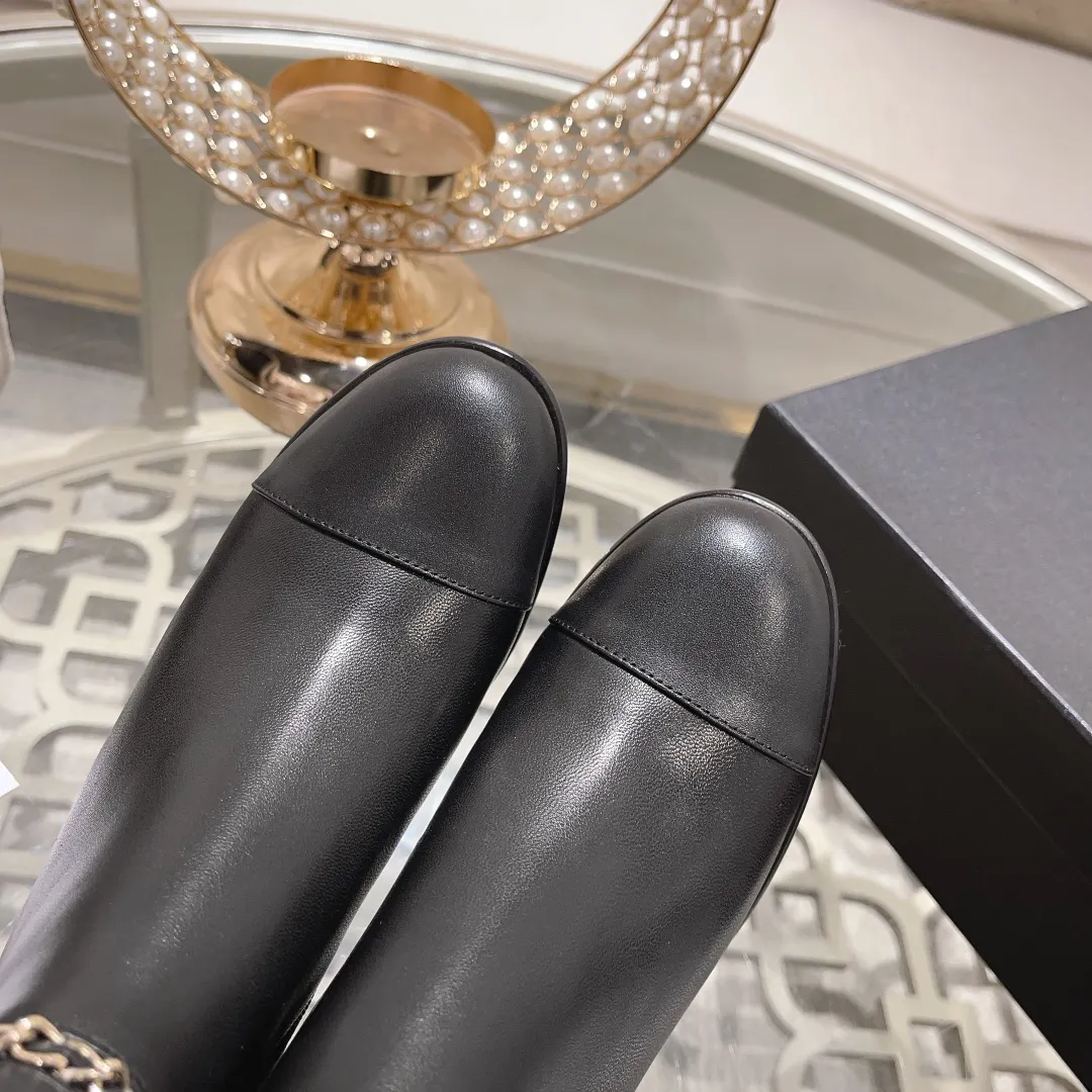 Factory direct sales p700🐘🐘women's shoes women's clothing 2025 Xiaoxiang chanel high-quality counter-level 𝙎𝙡𝙞𝙣𝙜-𝙗𝙖𝙘𝙠🌈〰͏ chanelaa® Xiaoxiang new chain ⛓️skinny leg short boots top purchasing agent level rare items new🍾✨ ━━━━━ ЅᏇєєt ━━━━━ 🍒 Upper: Calfskin imported from Italy ➕Chanel’s unique chain element Lining: Imported comfortable and soft sheepskin lining for foot pads Outsole: Exclusive molding of genuine leather outsole imported from Italy Color: black/white/apricot Size: 34 to 40 (34, 41, 42 are customized and non-returnable and non-exchangeable) Packaging: The latest complete set of packaging from the counter shoe industry